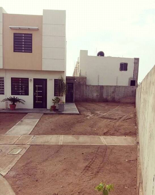 te ofrecemos 3 lugares para estaciónar tus autos al frente del departamento. además Cuenta con un amplio terreno excedente.