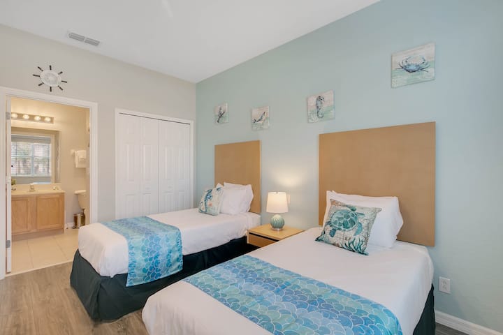 chambre 2 : deux lits jumeaux, salle de bain attenante et télévision au premier étage