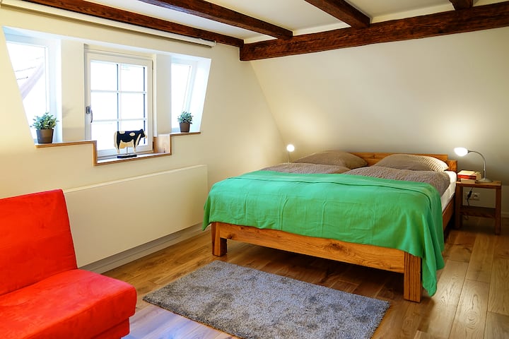 ห้องนอน 1 มีเตียงคู่และเตียงโซฟา