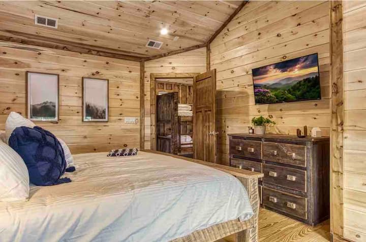 Spavaća soba s bračnim krevetom na 2. razini (kupaonica se dijeli s loftom). Predivni kreveti izrađeni su po mjeri od obnovljenog drva koje je bilo dio staje stare stotinu godina.  Na svim krevetima imamo poplun koji se pere nakon svake rezervacije. (bez zastarjelih i neopranih prekrivača za krevet)