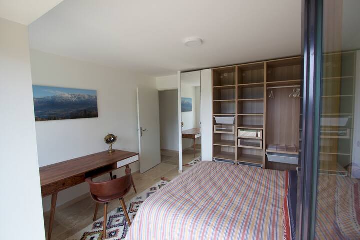 خزانة ملابس بغرفة نوم واحدة