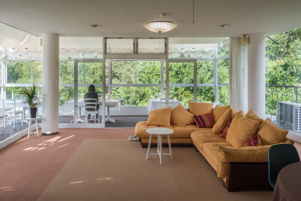 サンルーム living room(free space)
ゲストの共有スペース☆観光名所の本も多数取り揃えております♪