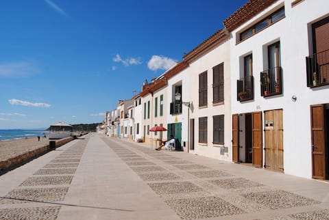 Private and charming apartment in front of the sea