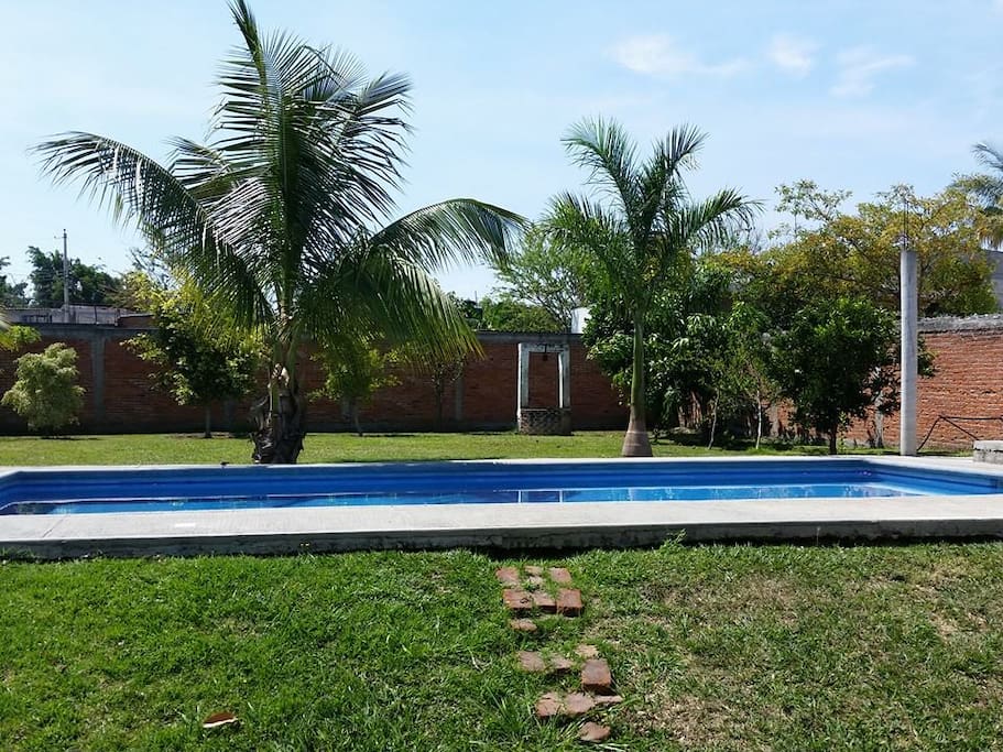 jardin con alberca muy agradable