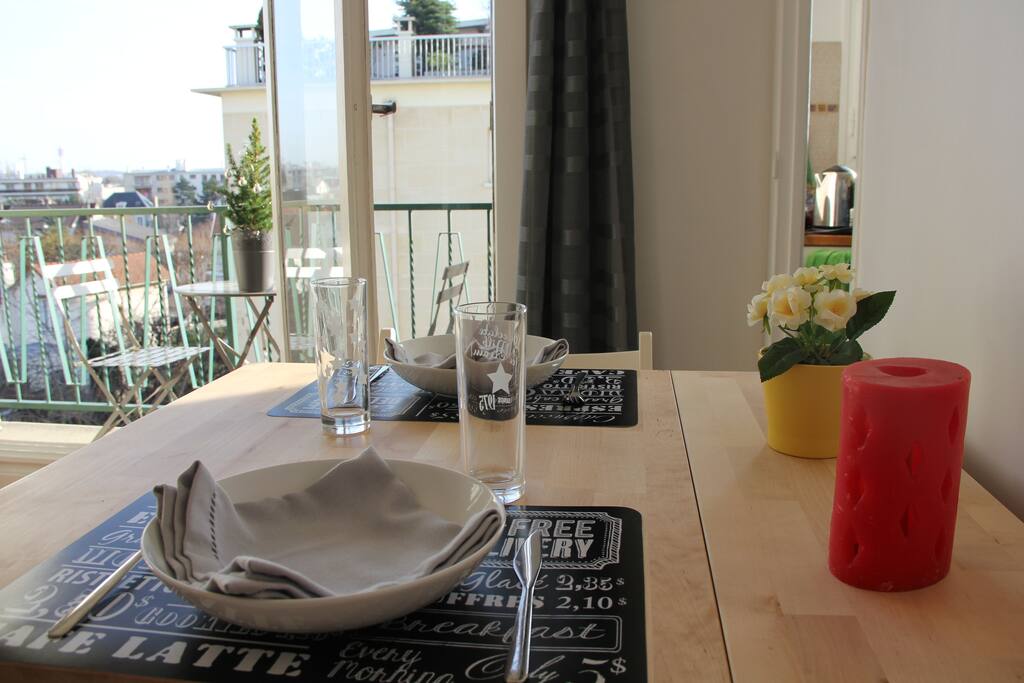 Table pour les repas à l'intérieur (pour 6 personnes avec 6 tabourets) ou table extérieur sur le balcon pour 2 personnes. Très lumineux