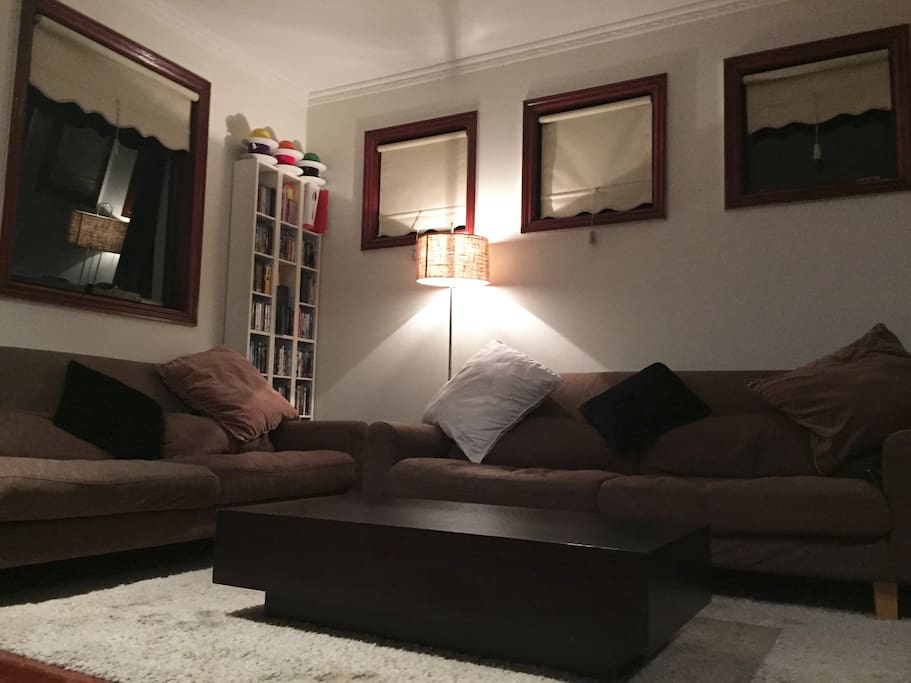 Relaxed living in this warm lounge area.
