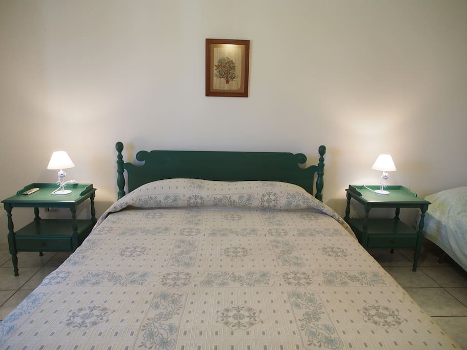 Camera con letto matrimoniale più letto singolo