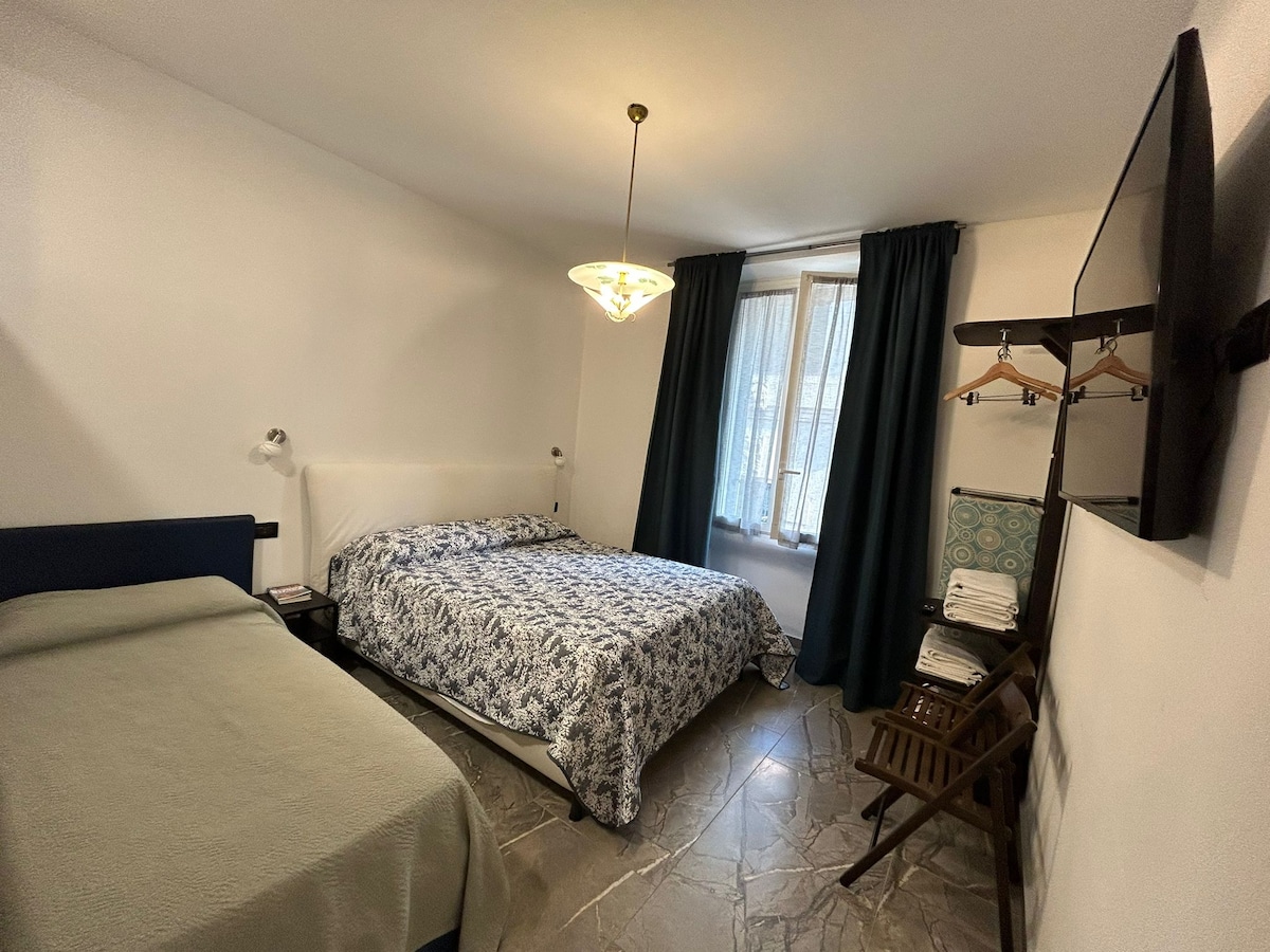 El dormitorio tiene una cama doble y una cama individual.
El dormitorio tiene una cama doble y una cama individual.