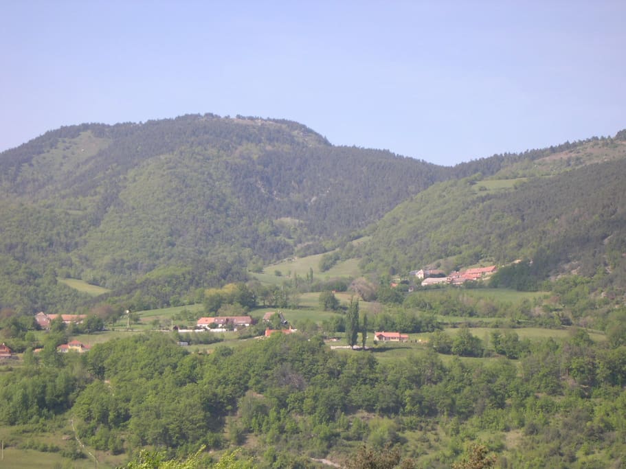 Le petit hameau tout en haut