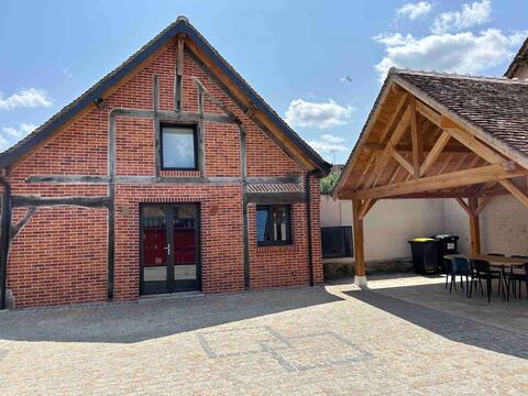 Bracieux city center barn with garden