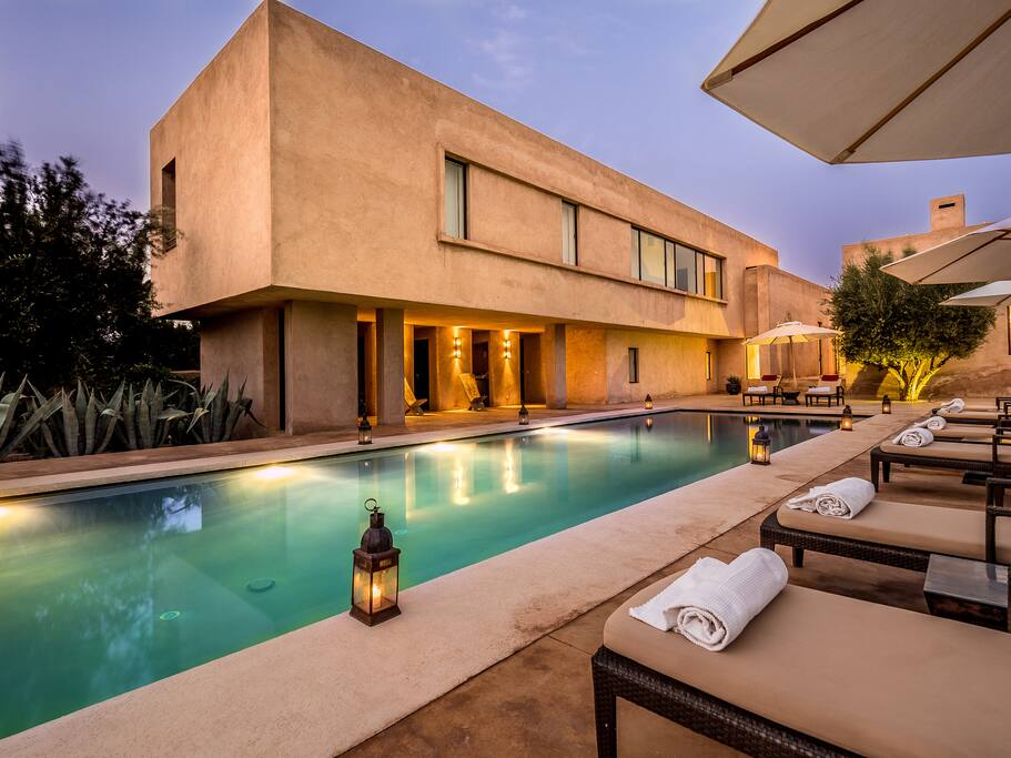 Swimming pool and main villa