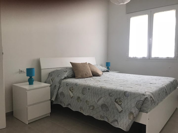 一楼双人卧室，毗邻卫生间。 