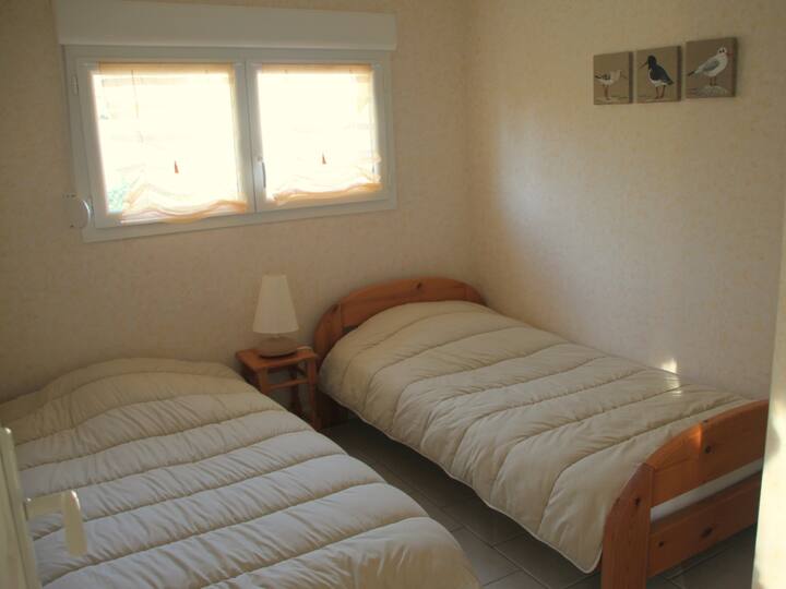 ห้องสีเหลืองพร้อมเตียง 2 เตียง