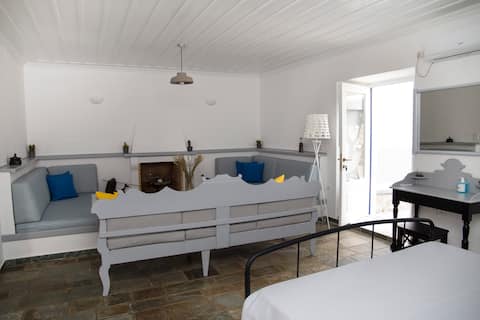 Popular Airbnb listing: Theros Deluxe Studio Spetses in Δήμος Σπετσών