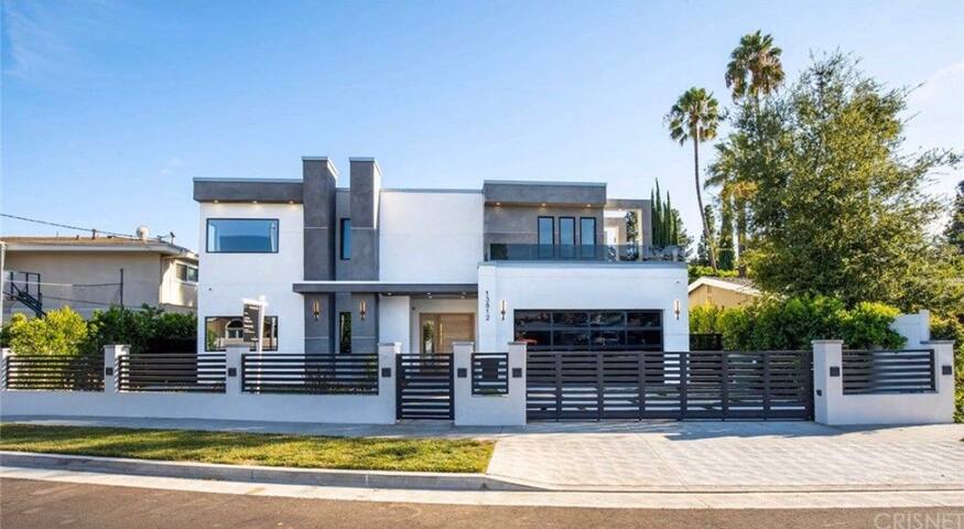 Ultra Modern Resort Style Home in Los Angeles gallery image 2