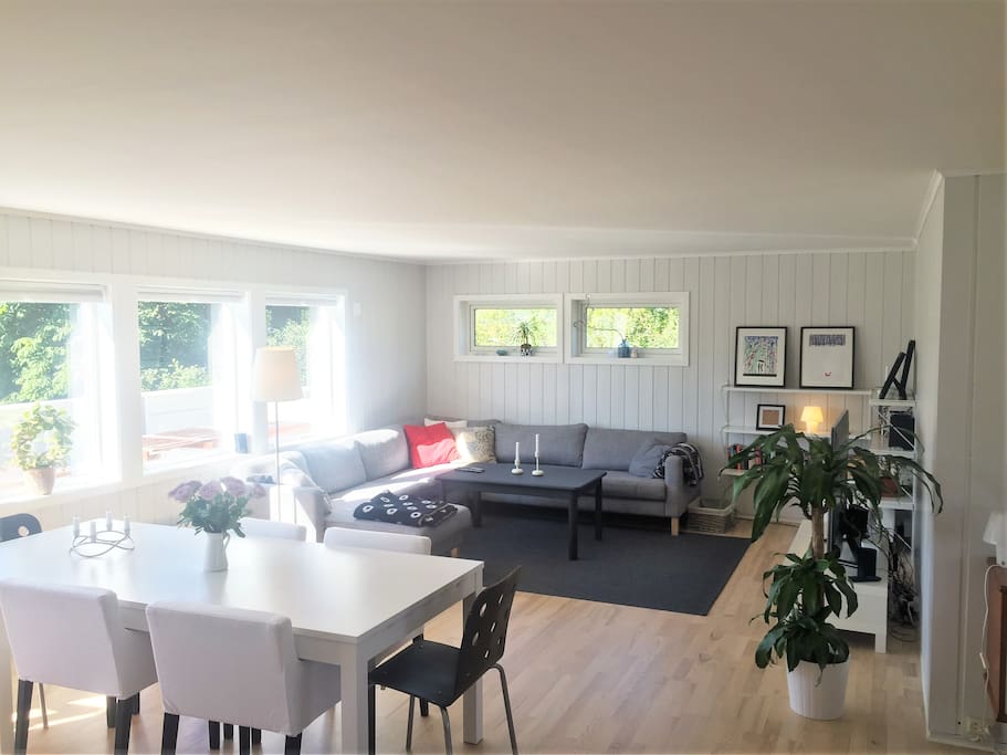 Stor og lys stue med romslig sittegruppe. Large and bright livingroom are with TV and large sofa.