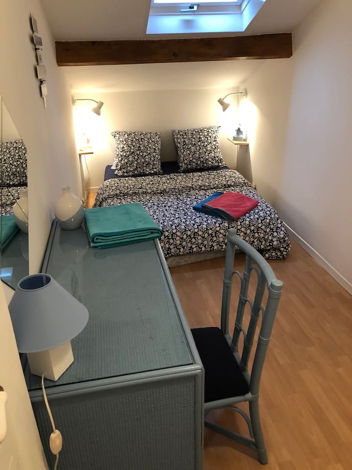 Comfortabele kamer met bureau