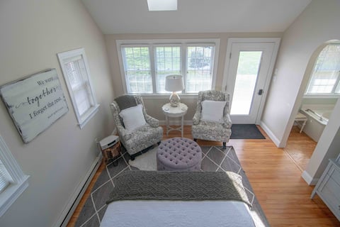 Tranquil Tiny Cottage w/ Jetted Tub & Garden Patio