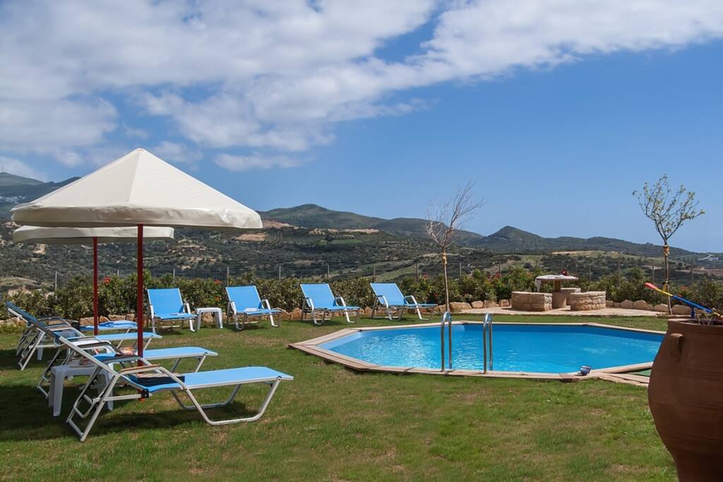 Luxury villa 2km from the beach of Triopetra for 5 pax