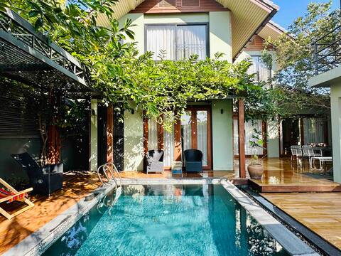 Stylish 4 Bedroom Pool Villa, 10 minutes by taxi to the Ancient City