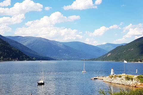 Scenic Lakeside Retreat in Nelson B.C.