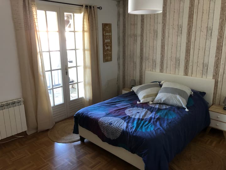 La habitación de madera, lino y mimbre y su cama 140