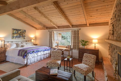 The Pajarito House- Ponderosa Master Suite