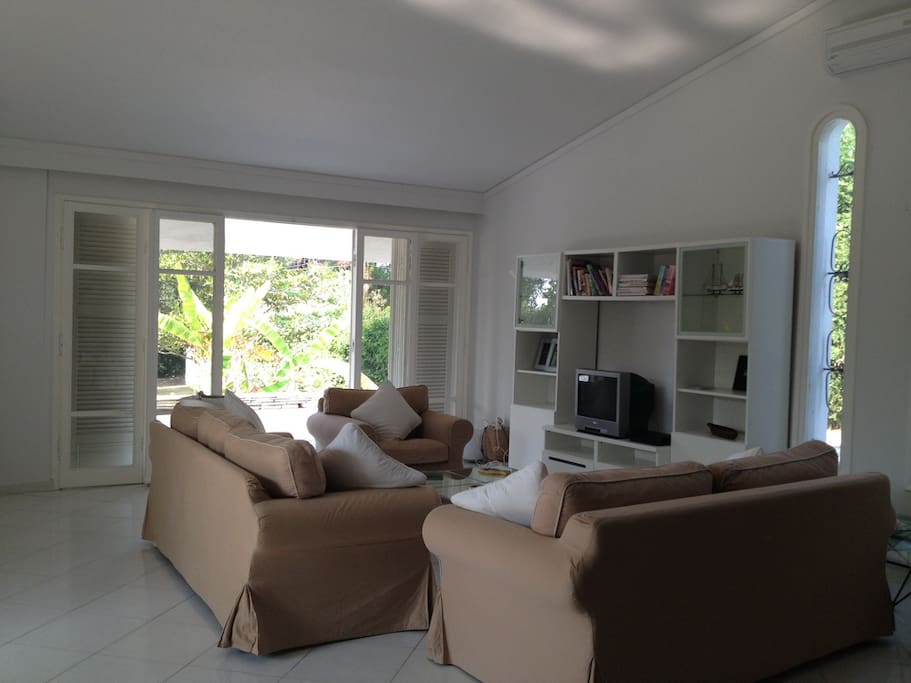 Living Room with Plasma Tv 42"