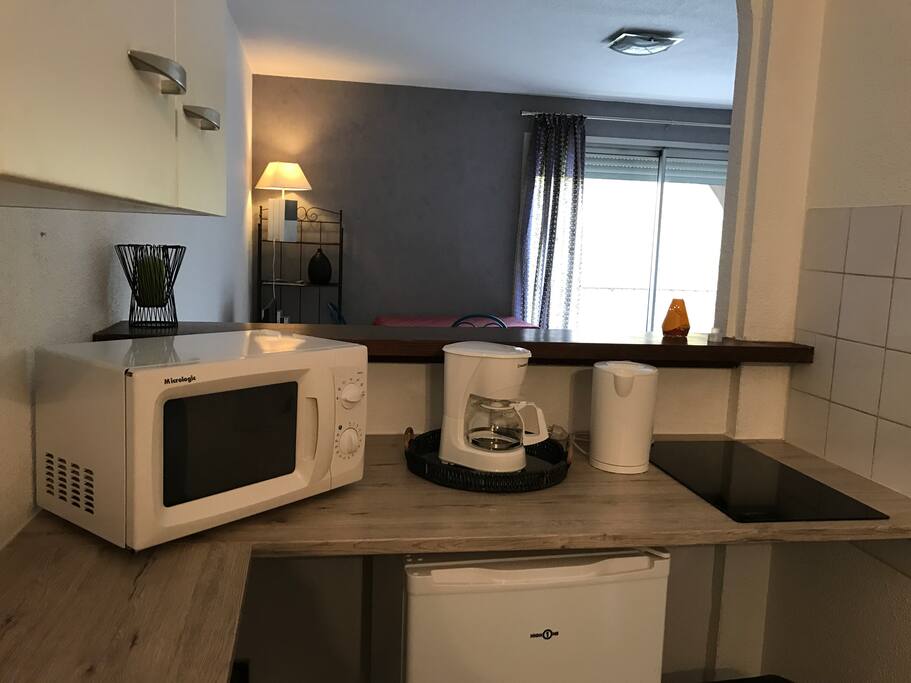 Cuisine, micro onde, bouilloire, cafetière, frigo, plaque de cuisson