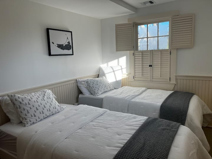 Стая за гости на първия етаж 2 чисто нови единични легла с парашутно спално бельо. Може да прикрие крал