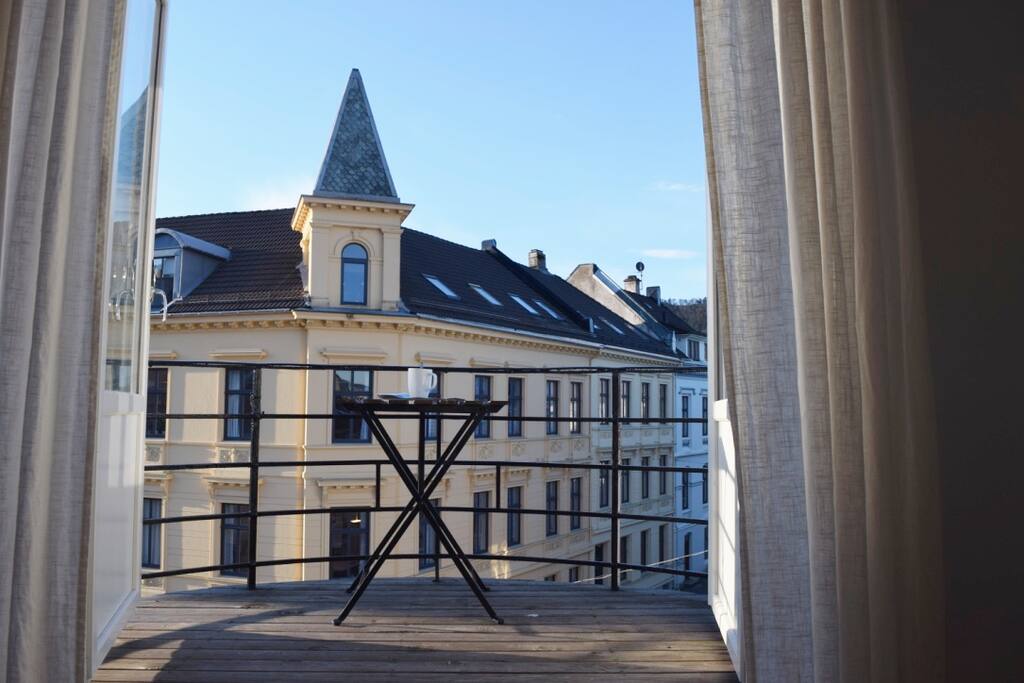 The balcony is facing the west. In the summer, the sun hits from early morning until around 9 pm in the evening. Perfect for breakfast, dinner, or simply relaxing!