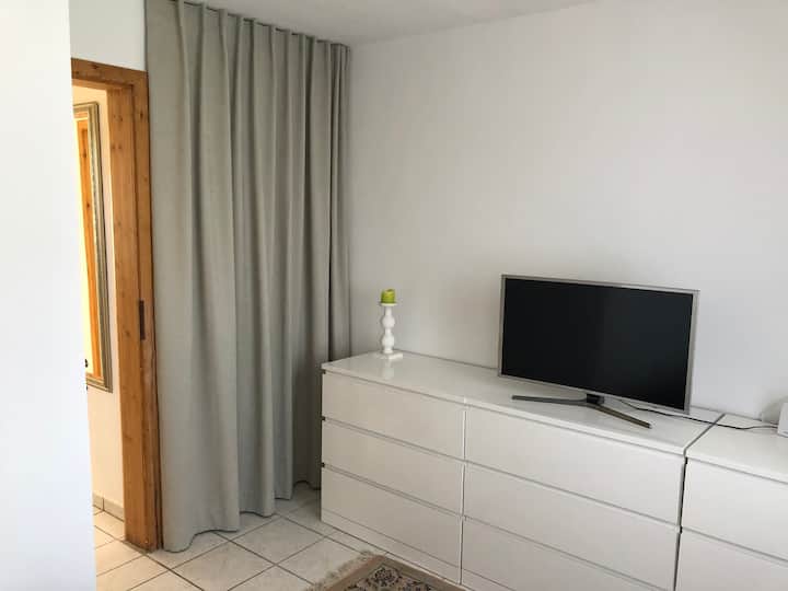 K dispozícii je dostatok úložného priestoru! Za závesom je veľká vešiak na oblečenie a základná skrinka.