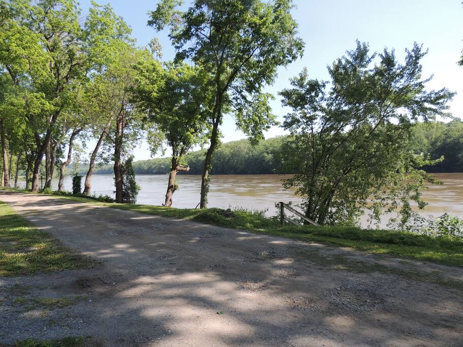 Riverside Retreat on the Deep Water Potomac Houses for Rent in