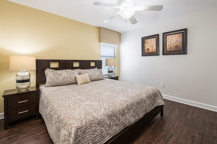 חדר שינה קינג; חדר רחצה צמוד עם חדר שינה זוגי