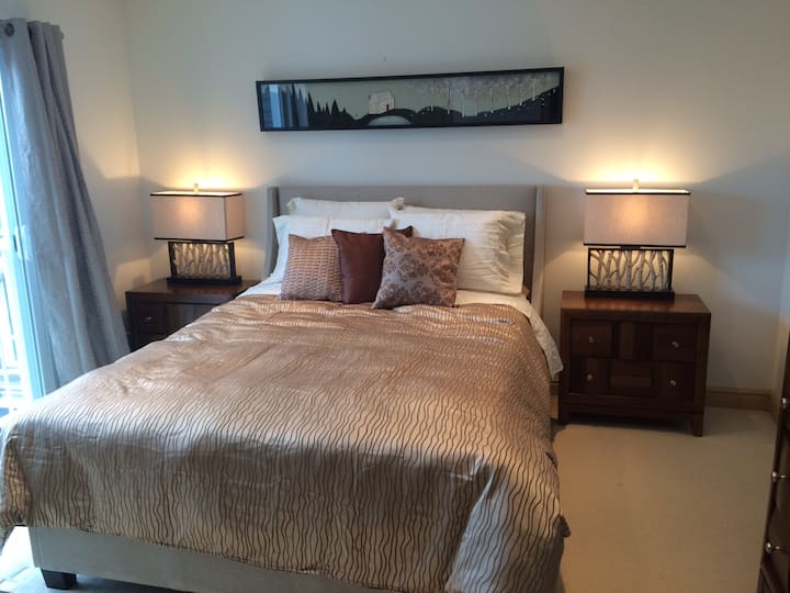 Chambre principale avec salle de bain attenante