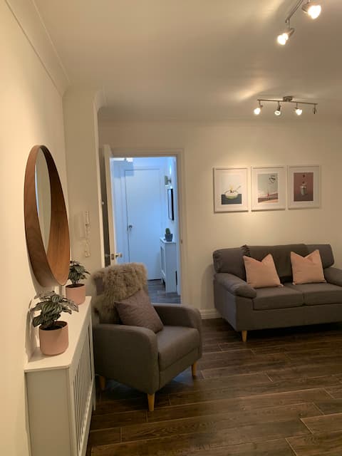 Popular Airbnb listing: Best located Flat in Cheltenham + Free Parking in Cheltenham