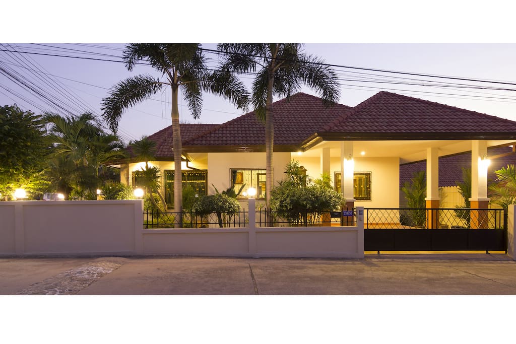 Large 560m2 villa on corner position