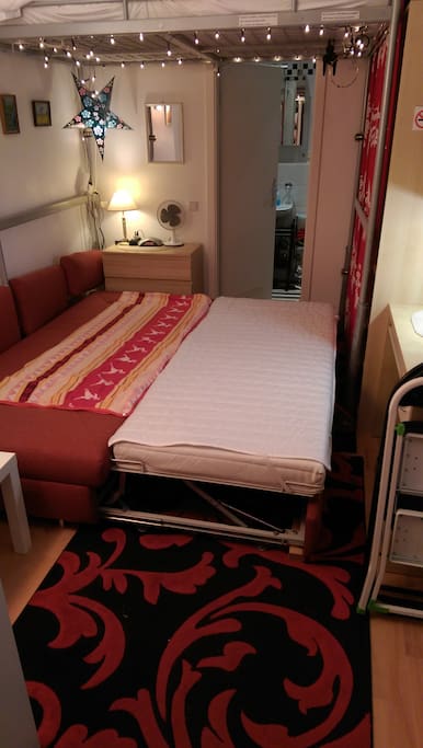 Wohnzimmer mit Schlafcouch (ausgeklappt) - 200 lang/200 breit) + Hochbett (200 lang/140 breit) / living room with Sofa bed (open) + loft bed
