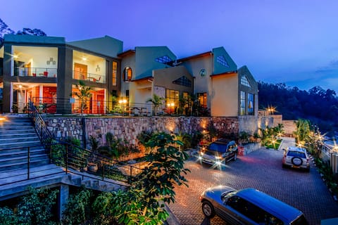 High Ground Villa: 14-Bedrooms 11 bathrooms VILLA