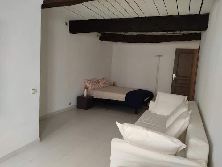 Dhoma e gjumit 2 nga rreth 30m2 me: krevat dopio, divan i konvertueshëm në krevat dopio, dush dhe tualet të veçantë, dollap dhe hapësirë magazinimi 