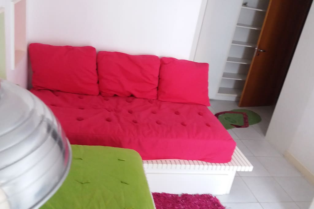 quarto com duas camas e mais uma embutida