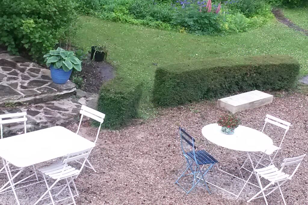 Salon de jardin à disposition pour le petit déjeuner