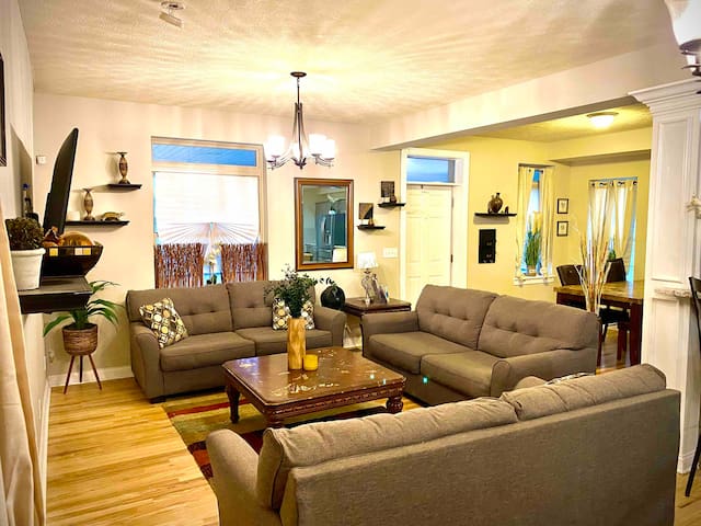 “Luxury Haven for Large Gatherings: 4BD/4BA” gallery image 2