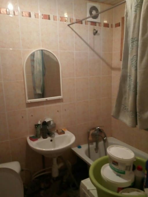 Bathroom is equiped with washing machine, bath and toilet #4
