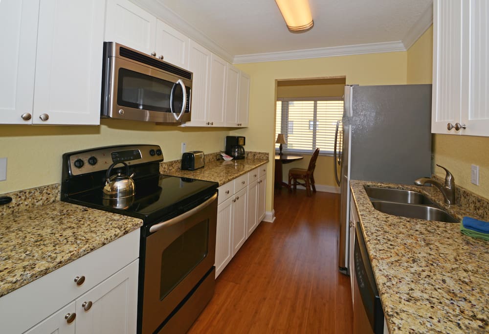Large galley kitchen w/ full sized appliance's