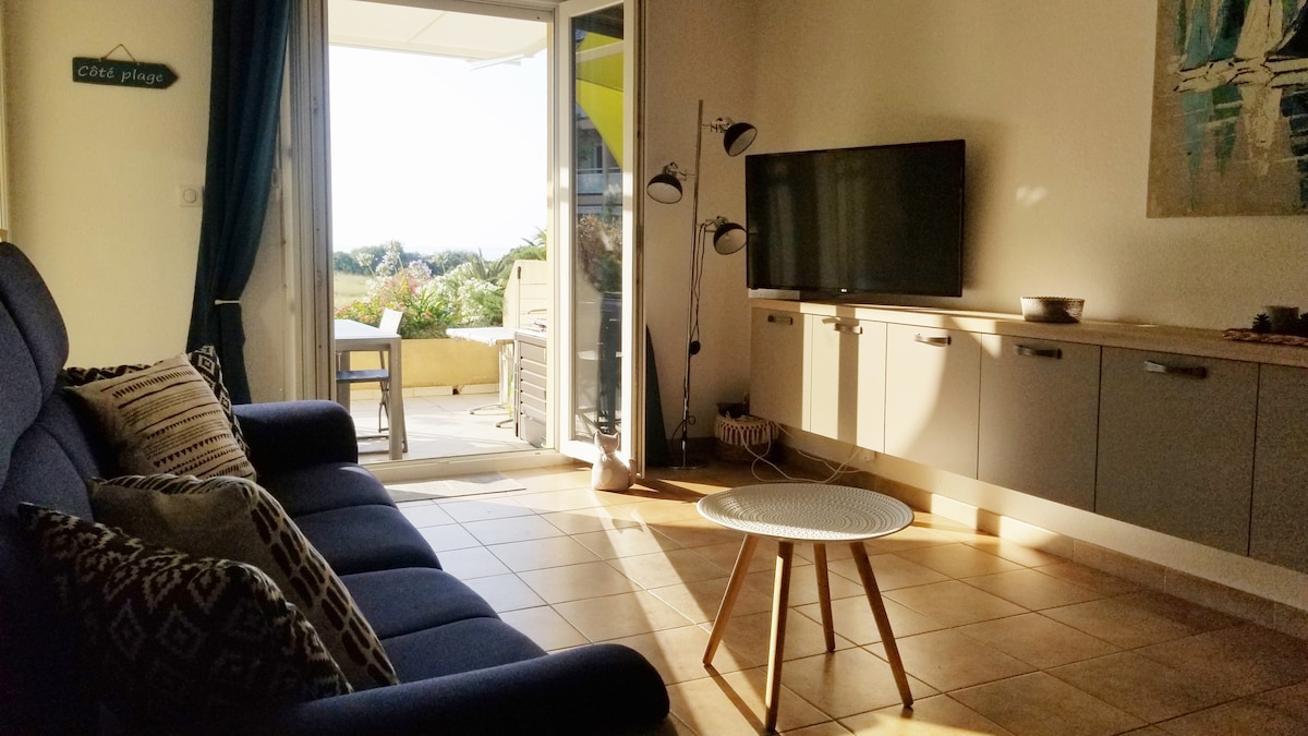 ¡La sala de estar, equipada con un cómodo sofá, un montón de almacenamiento, una pantalla plana con todos los canales TNT y, por supuesto, WiFi!