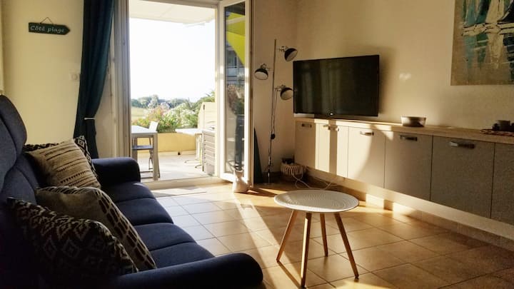 The living room, equipped with a comfortable sofa, plenty of storage, a flat screen with all the TNT channels and of course WiFi!