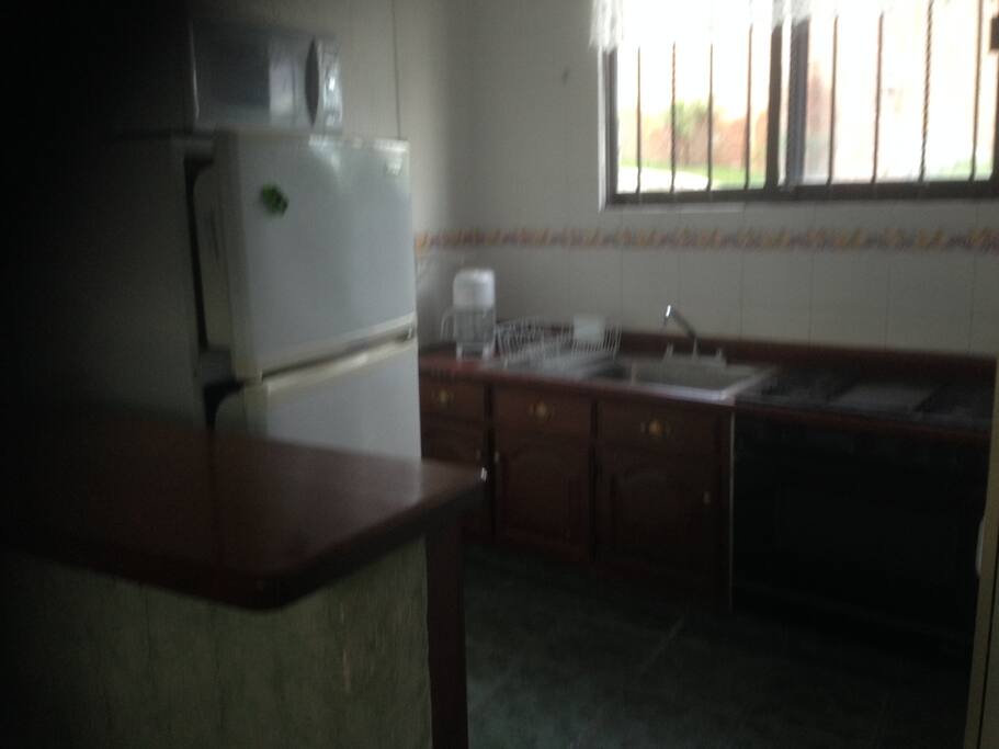 COCINA EQUIPADA CON APARATOS ELECTRICOS Y LOZA 4 PERS