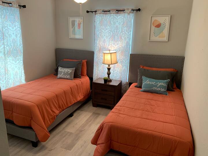 Bedroom 2
2 Twin size beds with an inviting warm color selection to keep you cozy