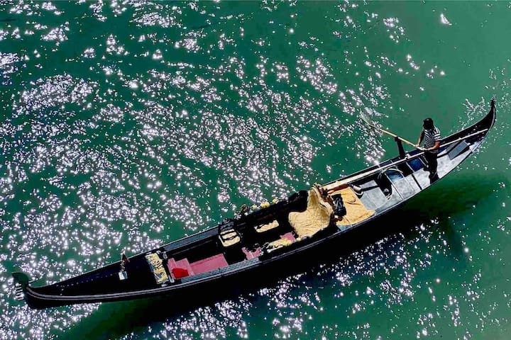 Venice Canal Dream • Gondolas & 4 Balconies
